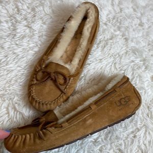 UGG Women's Dakota Slipper-Size 9